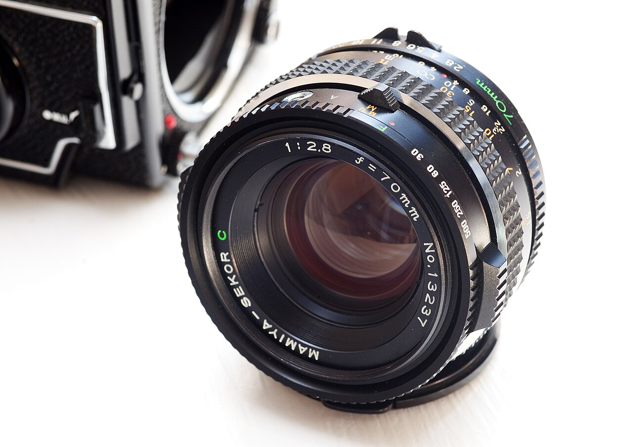 A leaf shutter with overlapping blades visible inside the lens